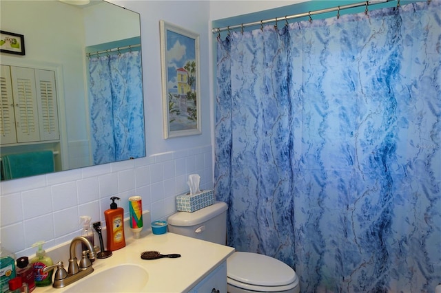 bathroom featuring toilet, backsplash, vanity, and curtained shower