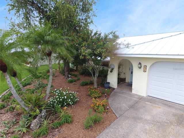 view of front facade featuring a garage