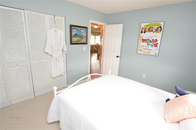 bedroom with carpet flooring and a closet