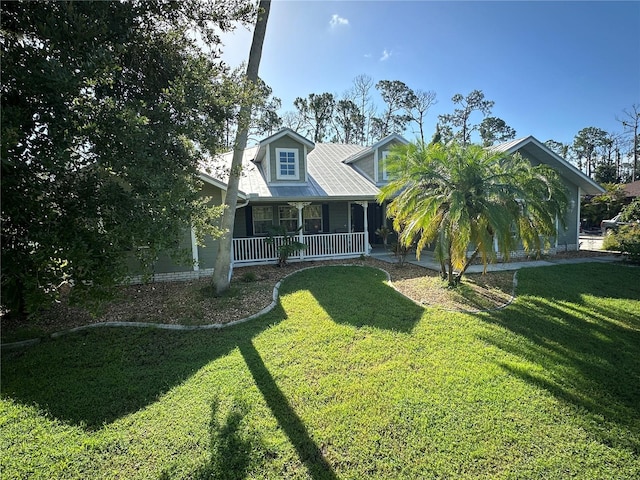 view of front facade featuring a porch and a front yard