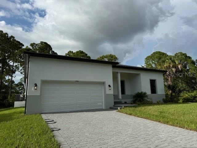 view of front of home featuring a front yard and a garage