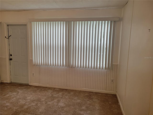 empty room featuring baseboards