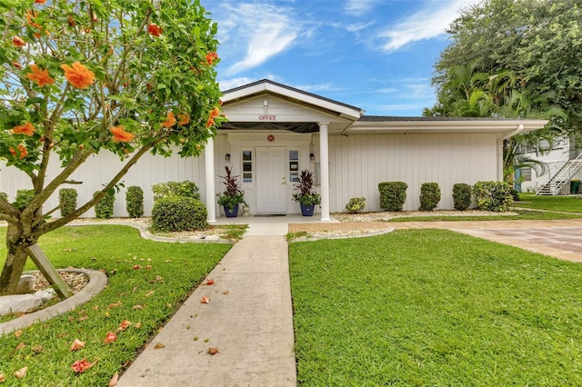 view of front facade with a front yard