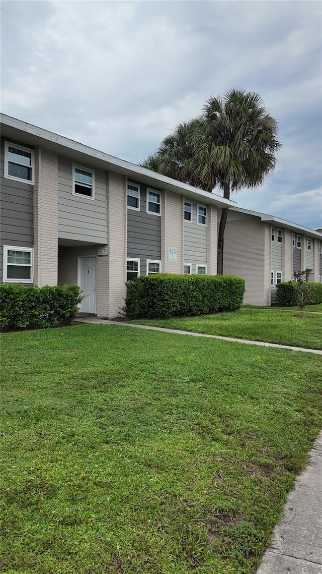 view of front of house with a front yard