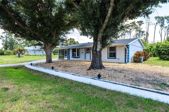 ranch-style house featuring a front yard