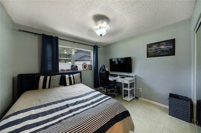 bedroom featuring a textured ceiling and ceiling fan