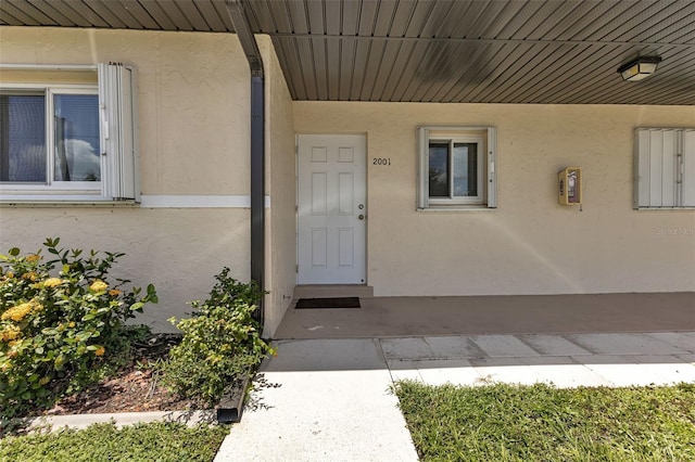 entrance to property with stucco siding