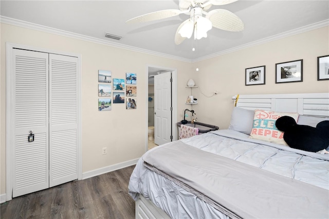 bedroom featuring a closet, ornamental molding, dark hardwood / wood-style floors, and ceiling fan