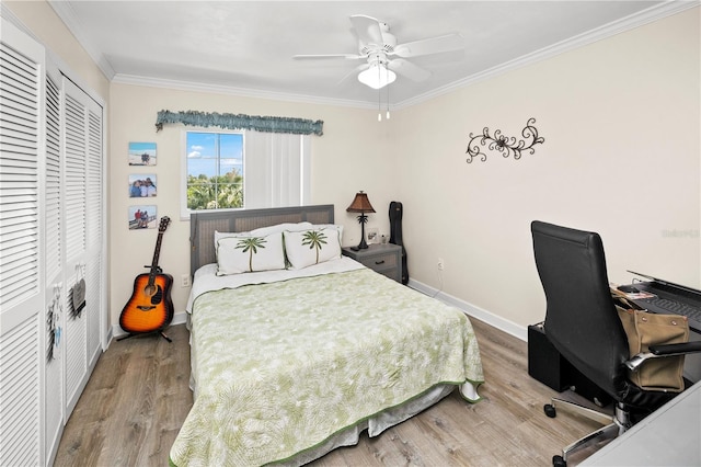 bedroom featuring a closet, ornamental molding, hardwood / wood-style floors, and ceiling fan