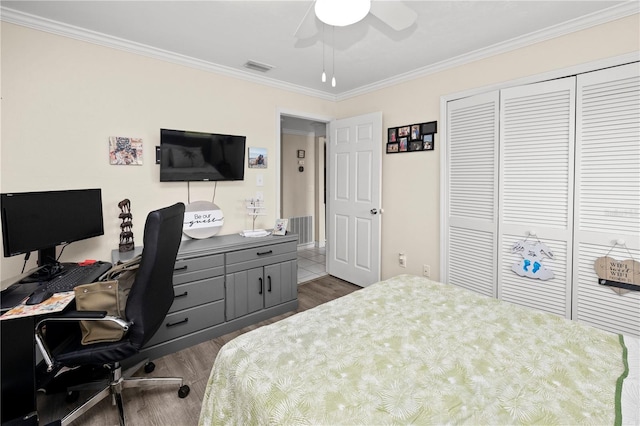 bedroom featuring a closet, ceiling fan, crown molding, and dark wood-type flooring