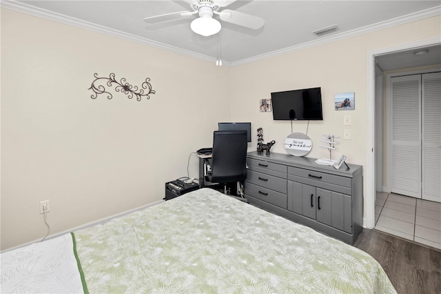 bedroom with crown molding, dark hardwood / wood-style floors, and ceiling fan