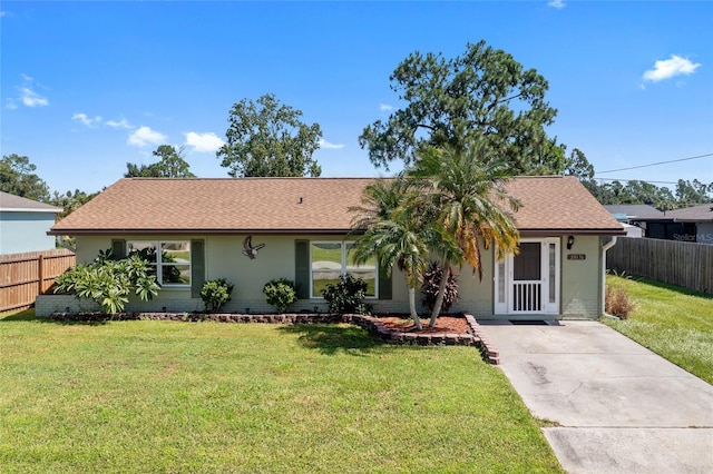 single story home featuring a front lawn