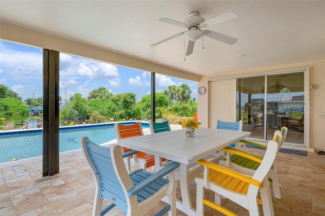 sunroom with ceiling fan