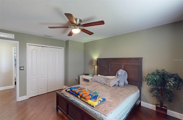 bedroom featuring dark wood-type flooring, ceiling fan, and a closet