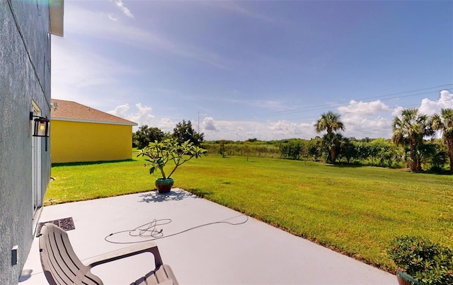 view of yard featuring a patio