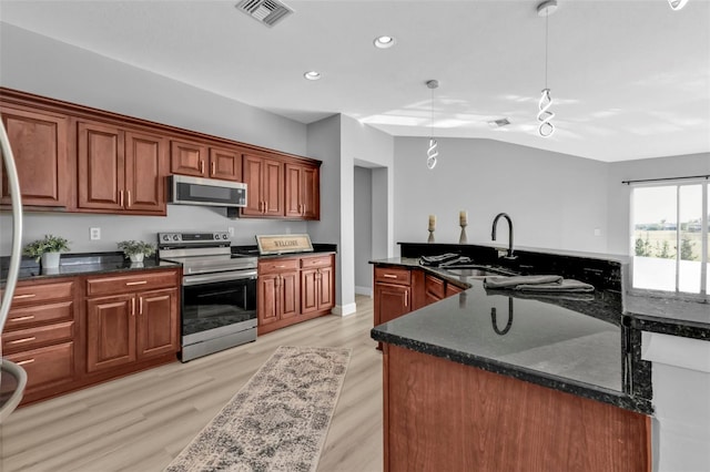 kitchen featuring visible vents, stainless steel appliances, light wood-type flooring, a sink, and recessed lighting