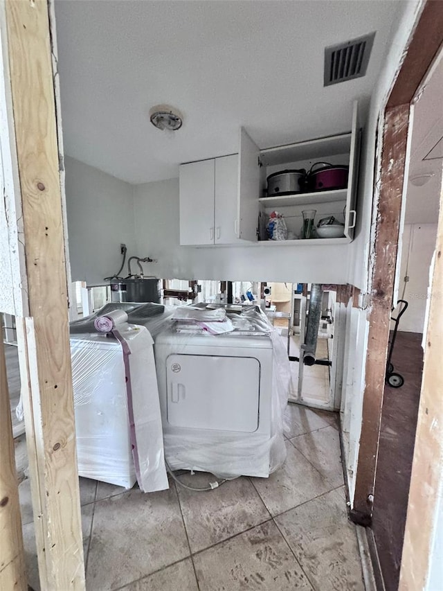 laundry area featuring cabinets and washing machine and clothes dryer