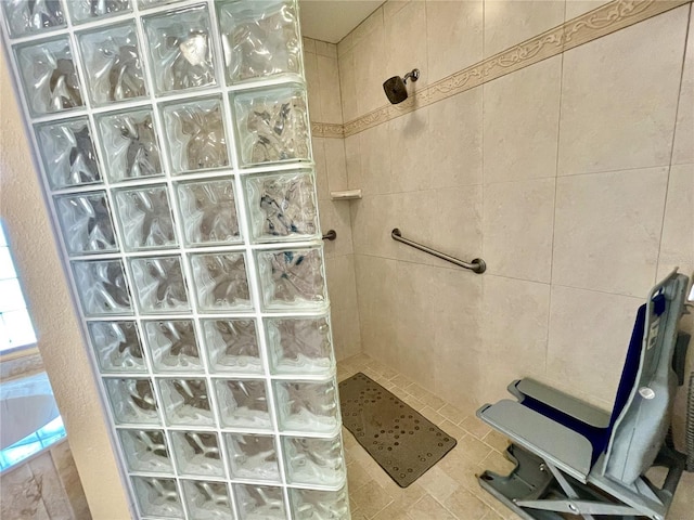 bathroom featuring a tile shower