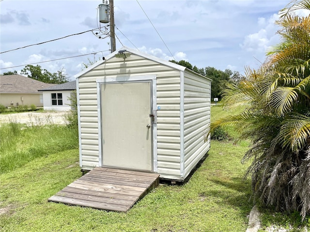 view of outdoor structure featuring a yard