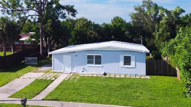 view of front of house featuring a front yard