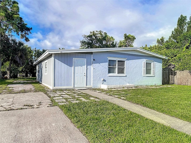 view of front of property with a front lawn