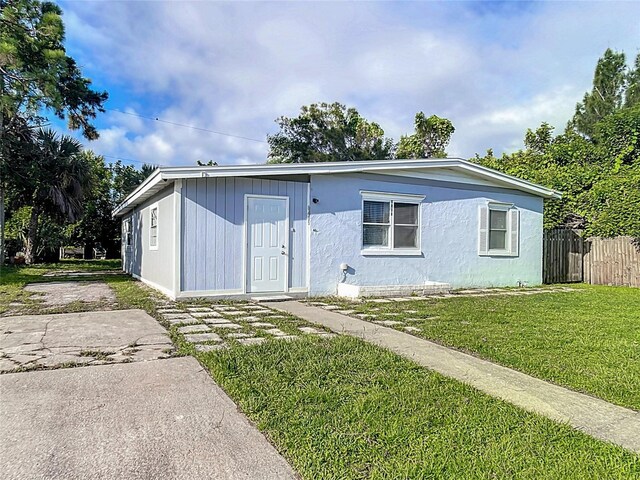 view of front of home featuring a front yard