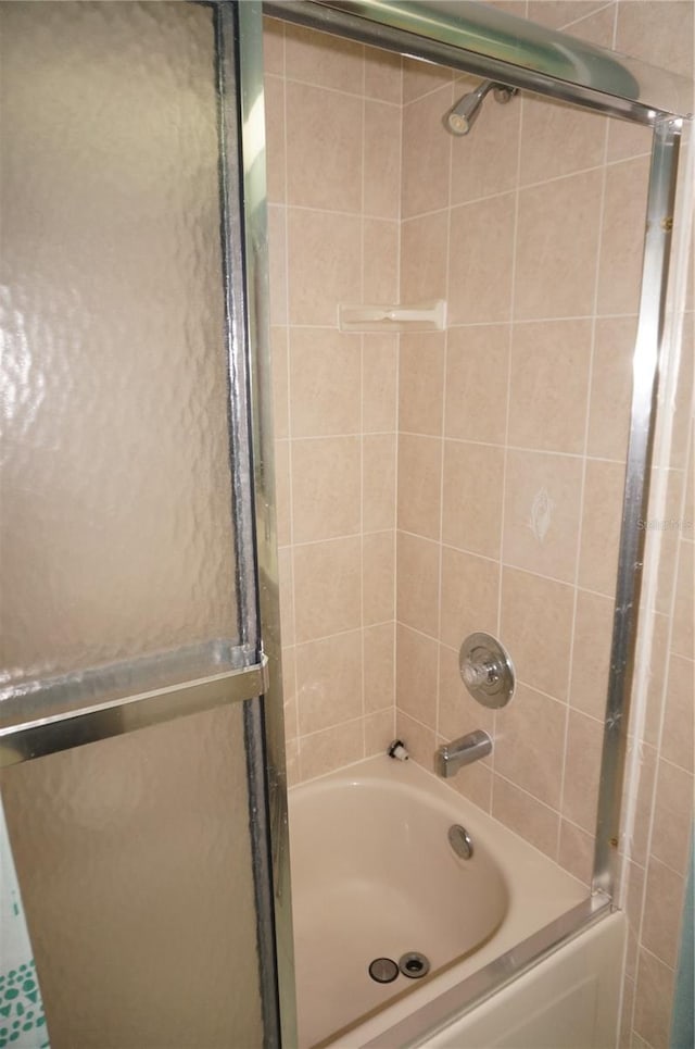 bathroom with enclosed tub / shower combo