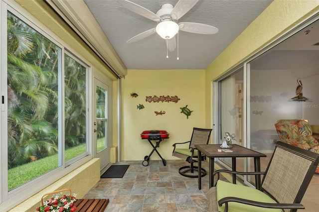 sunroom with ceiling fan