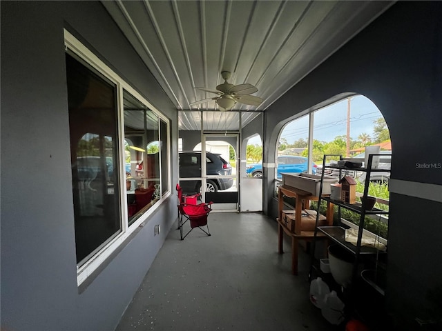 sunroom with ceiling fan