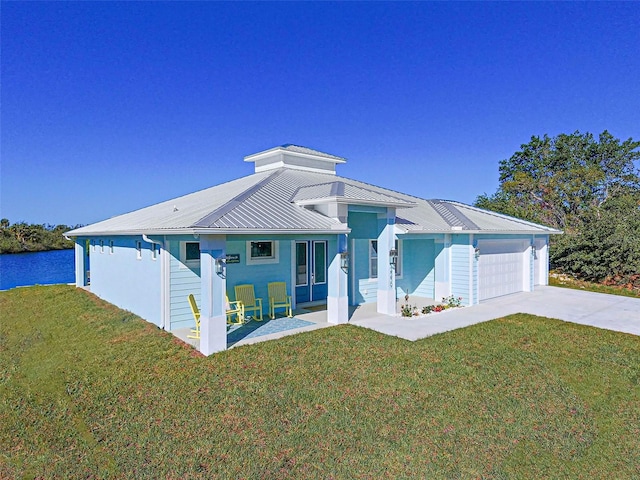 view of front of house featuring a porch, a garage, and a front yard