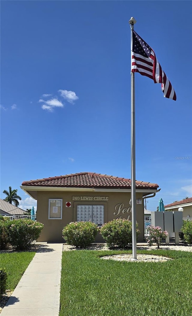 view of front of property featuring a front yard