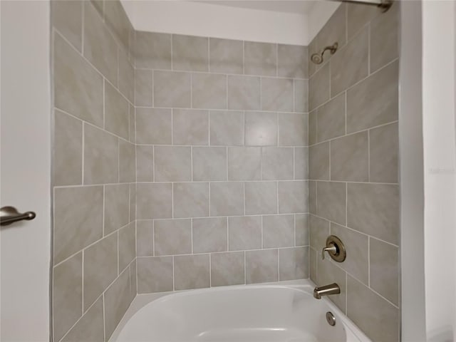 bathroom with tiled shower / bath combo