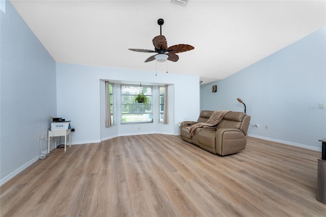 unfurnished room featuring light wood finished floors, baseboards, and a ceiling fan