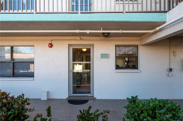 property entrance featuring a balcony