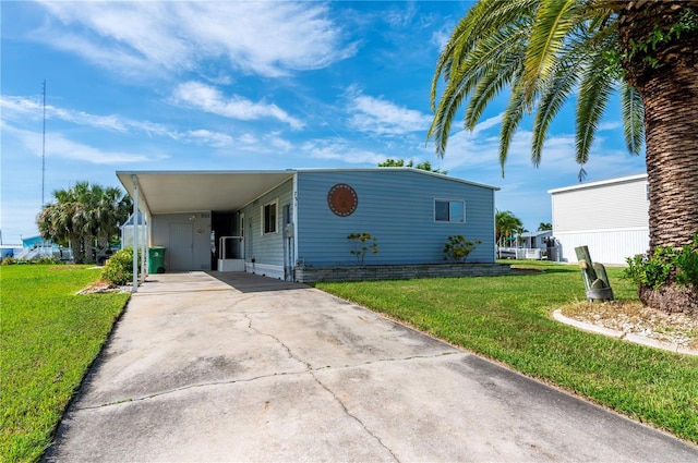 view of front of house featuring a carport and a front lawn