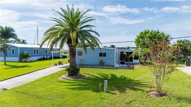 view of front of house featuring a carport and a front yard