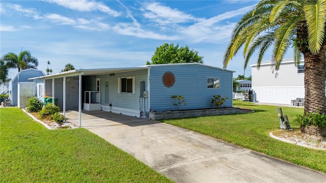 view of front of property featuring a carport and a front yard