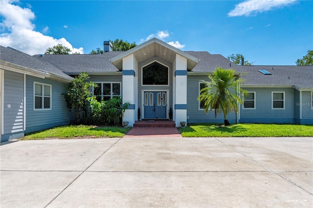 view of front facade featuring a front yard