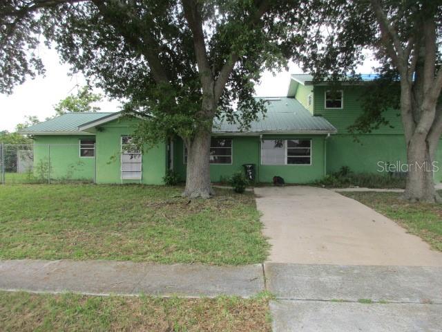 view of front of property with a front lawn