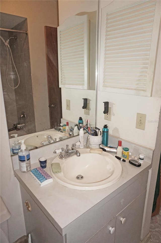 bathroom with vanity and tiled shower / bath