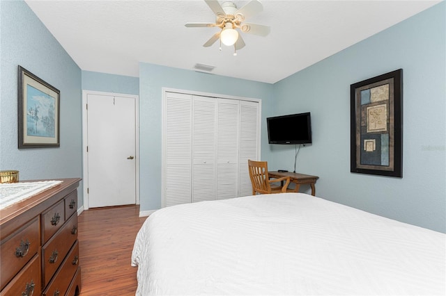 bedroom with dark wood-type flooring and ceiling fan