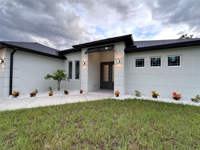 view of front of property with a front yard