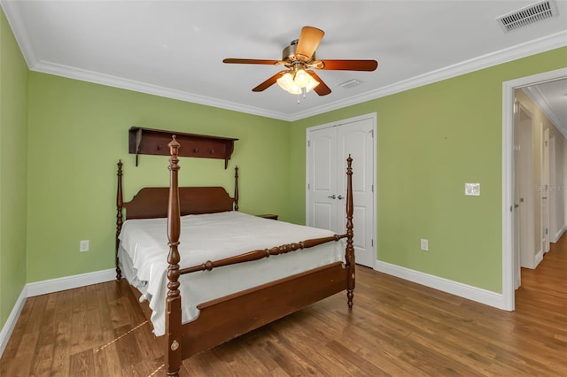 bedroom featuring hardwood / wood-style flooring, ceiling fan, and crown molding