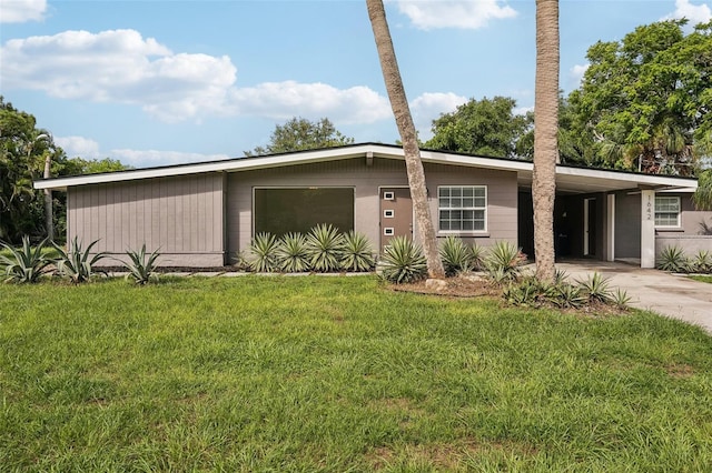 view of front of house featuring a front lawn