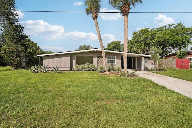 view of front of property featuring a front lawn