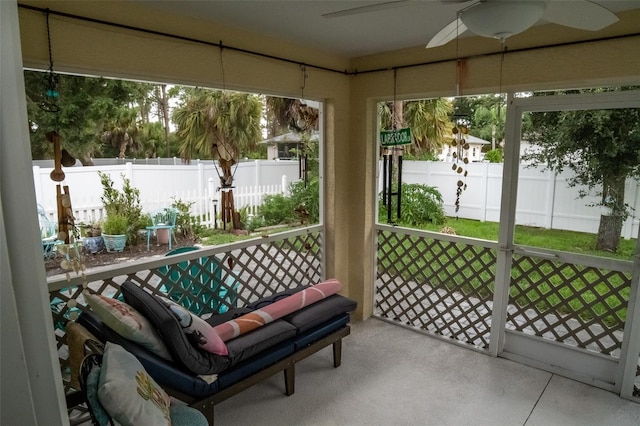 sunroom with ceiling fan