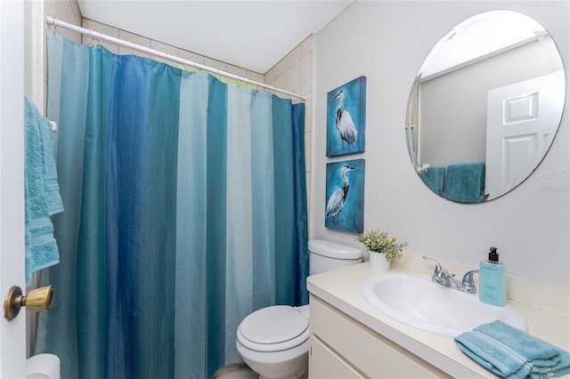 bathroom with a shower with curtain, vanity, and toilet