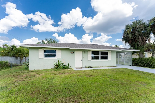 single story home with a front lawn