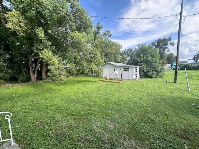 view of yard with an outdoor structure