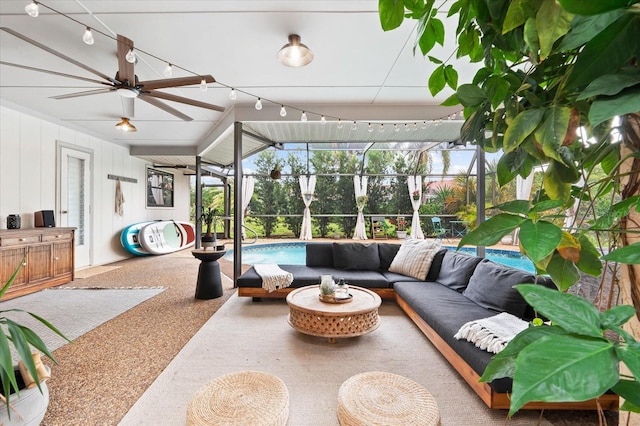 sunroom with ceiling fan